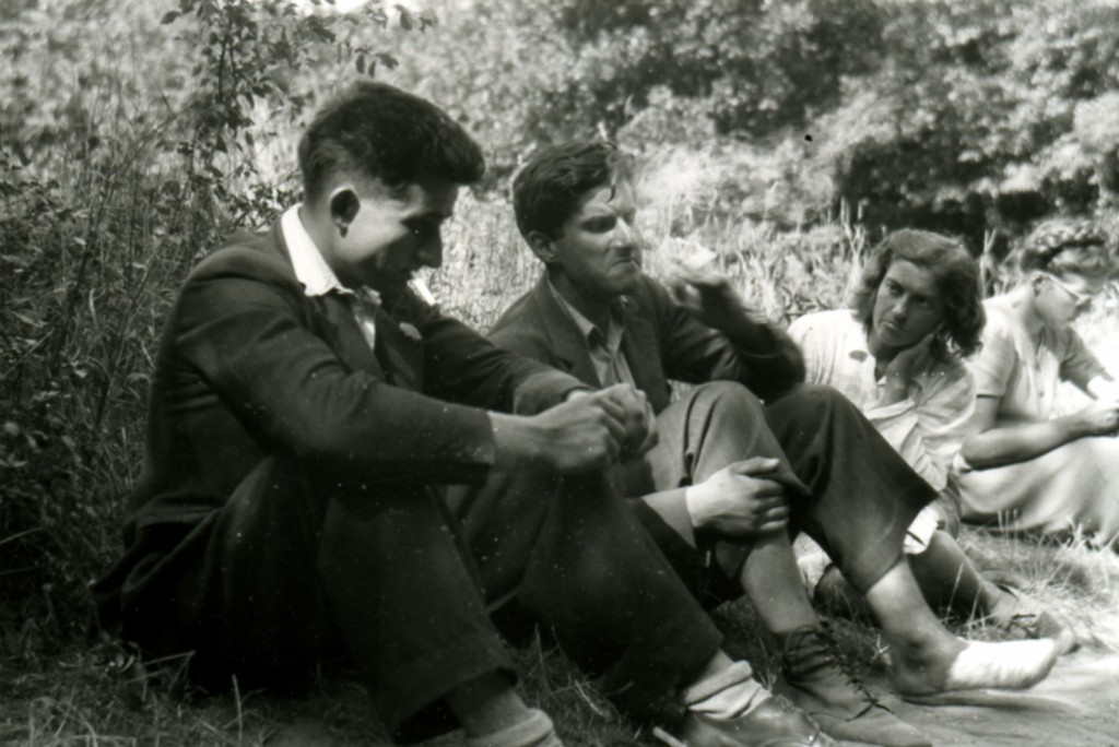 Photographie prise sur les bords de l’Oise au début du mois d'août 1944. Philippe Viannay, au centre, a le pied dans le plâtre. De gauche à droite : Albert Bernier, Philippe Viannay, Françoise de Rivière et Hélène Viannay. (Source : © Archives nationales, fonds Défense de la France (don association Défense de la France) Droits réservés 